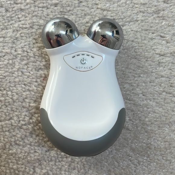 Nuface Mini Microcurrent Device - Picture 1 of 13